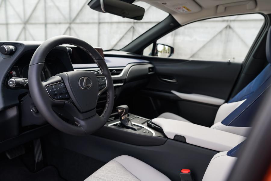 Интерьер  Lexus UX250h 2018 года  (NA) (фото 6 из 40)